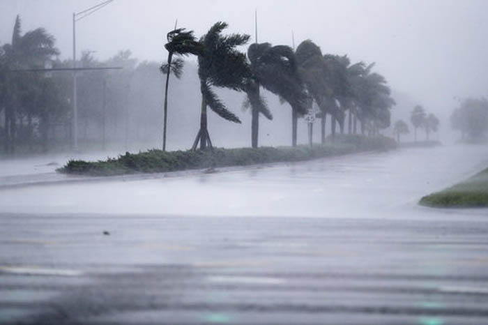 Vientos y lluvias de "Irma" estremecen Florida