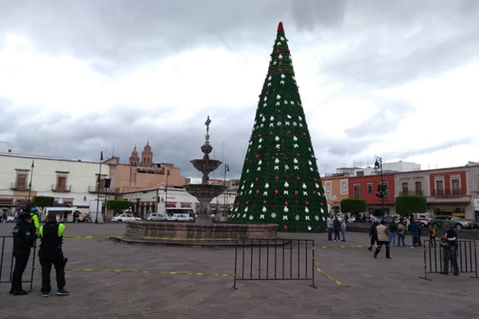 Árbol de Navidad en Morelia, en riesgo por fuertes vientos; cerrarían  Bartolomé de las Casas