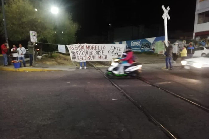 No hubo acuerdo: Vuelven a bloquear las vías del tren agremiados de la CNTE