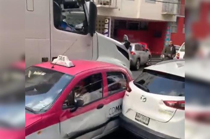 VIDEO | Tras chocar contra un taxi, trailero borracho intenta huir y embiste otros 5 autos, en la CdMx