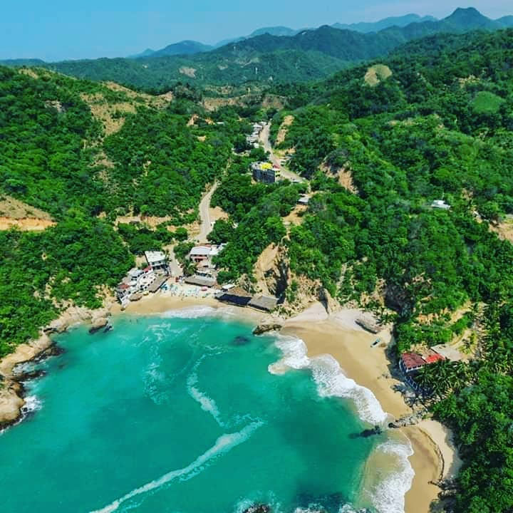 Una enorme alberca natural azul turquesa aguarda en la costa michoacana:  'El Túnel' de Pichilinguillo