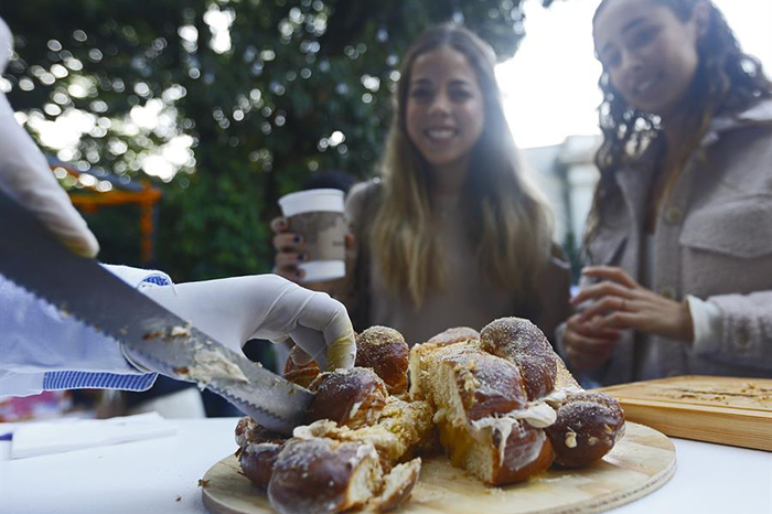 Ceniza de maíz y azúcar de cempasúchil crean el nuevo pan de muerto en  México