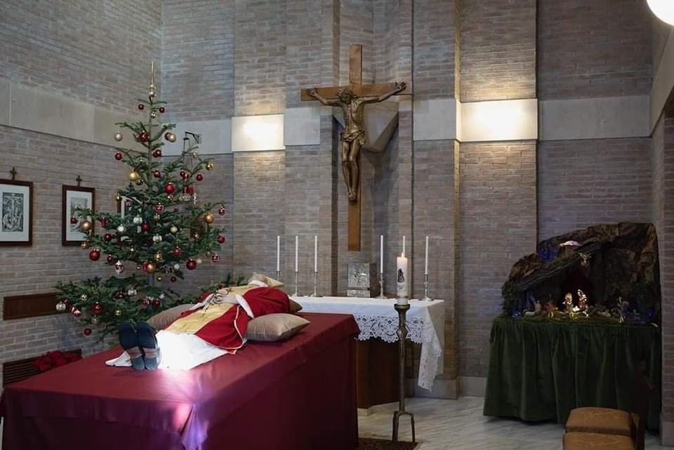 El Vaticano difundió las primeras imágenes de los restos del papa emérito, los cuales reposan en el monasterio Mater Ecclesiae, ataviados con la casulla roja pontificia pero sin palio.