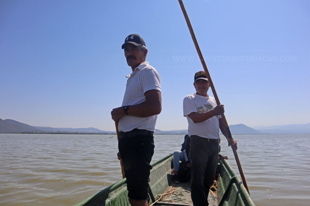 los pescadores fueron los que explicaban que cuando el agua supera el 1.20 centímetros en el centro del lago